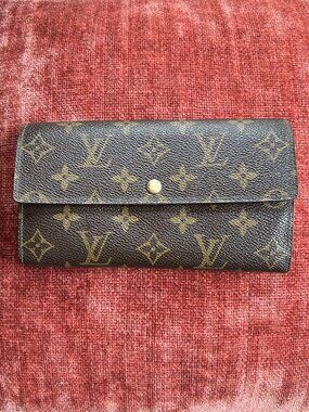 LOUIS VUITTON Monogram Sarah Wallet